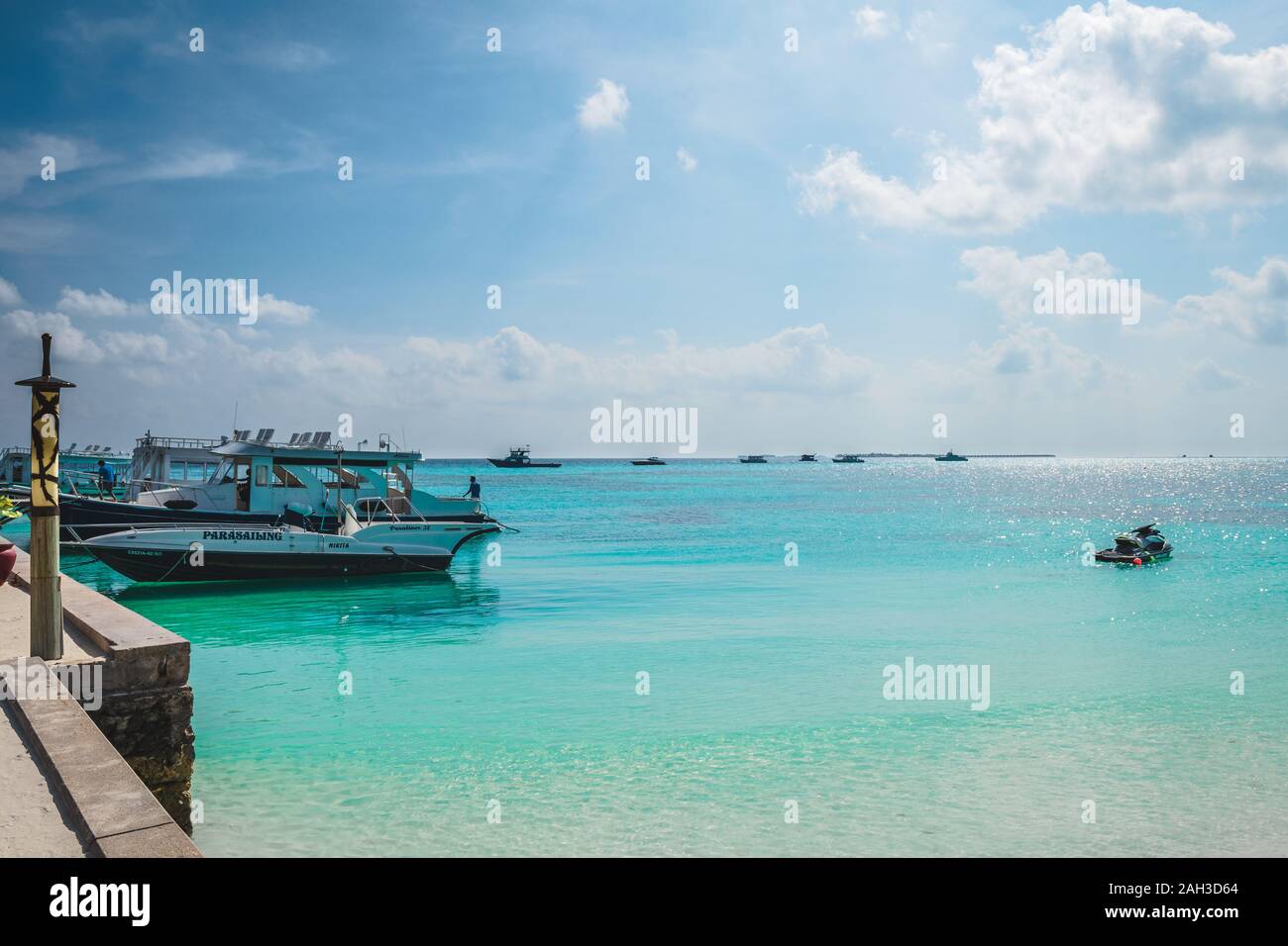 Maldives avec l'océan turquoise et bateaux sur l'eau impressionnant Banque D'Images