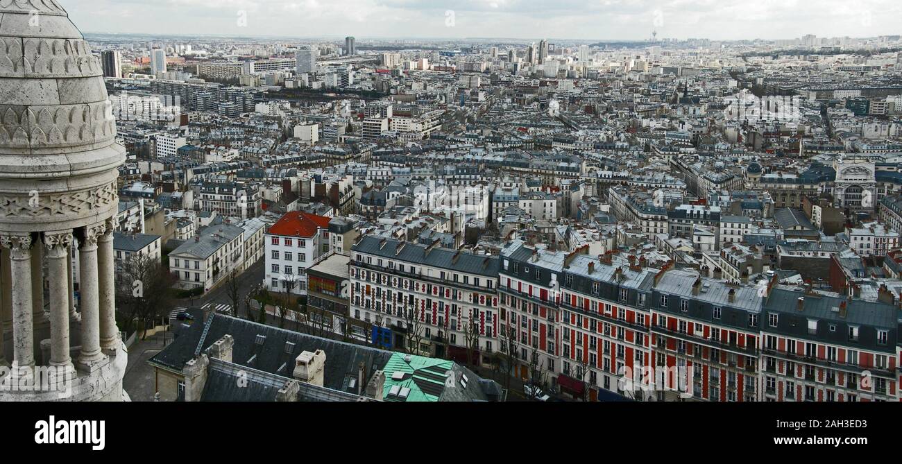 Autour de Paris - vue panoramique sur la ville depuis la colline de la Sacra Coeur. Banque D'Images