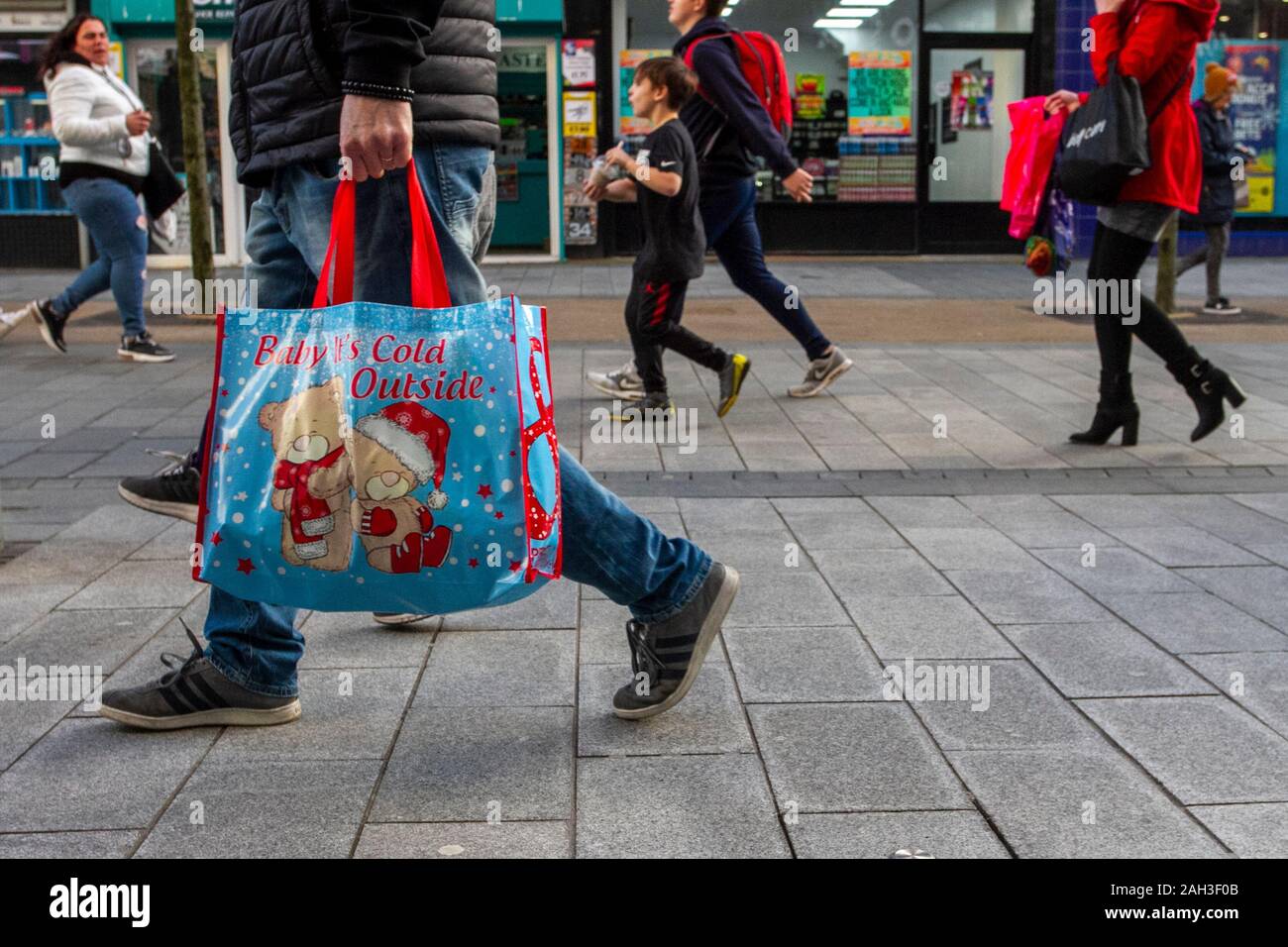 Bébé c'est l'hiver, le sac réutilisable, bleu et rouge recyclé noël santa réutilisables  sacs en plastique pour la vie, Southport, Royaume-Uni Photo Stock - Alamy