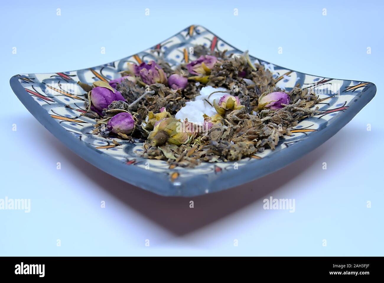 Plat poterie marocaine rempli de fleurs séchées. Banque D'Images