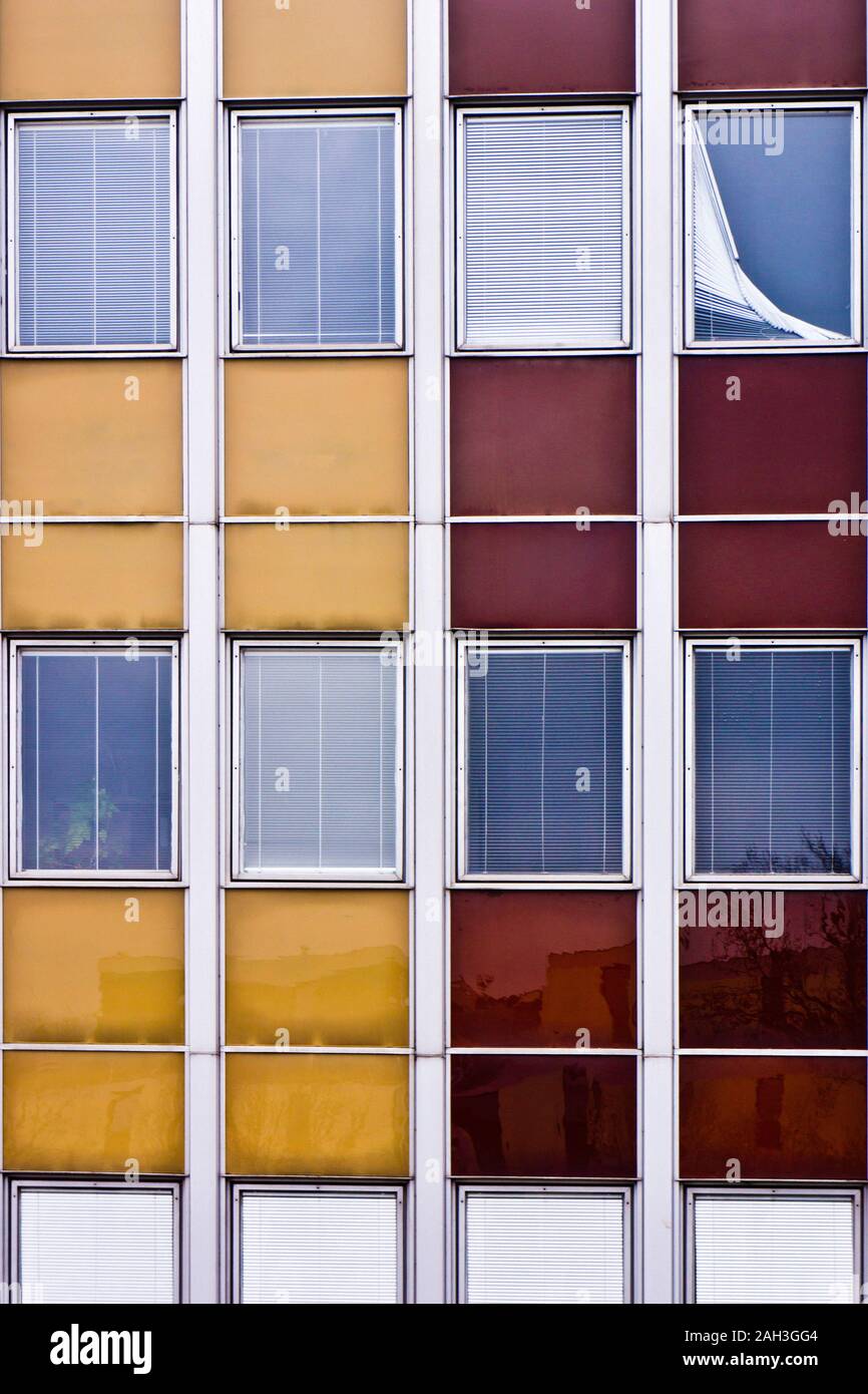 Configuration des fenêtres d'un bâtiment moderne avec des murs rouges et jaunes. Banque D'Images