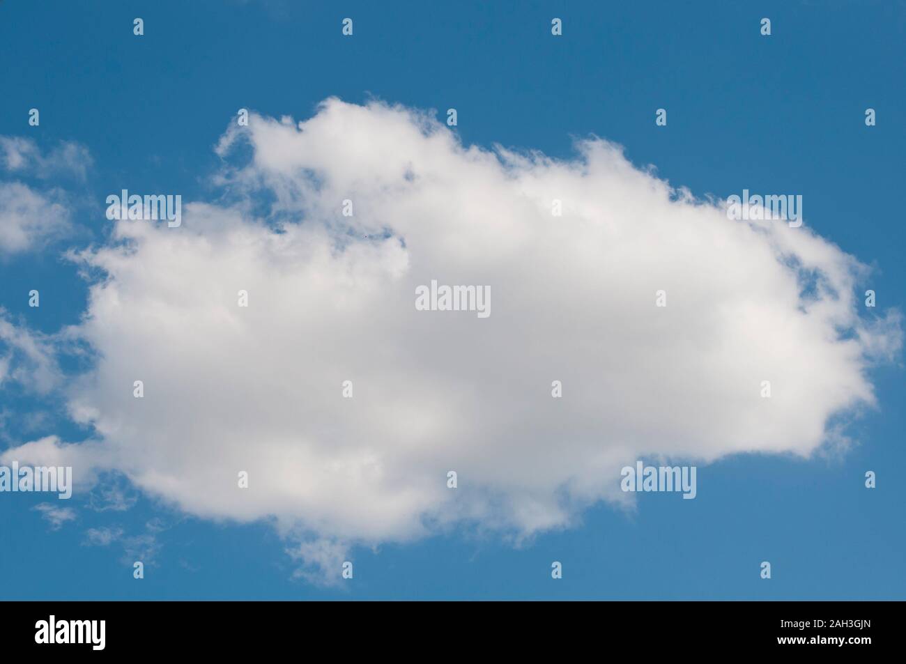 Puffy cumulus sur un ciel bleu clair Banque D'Images