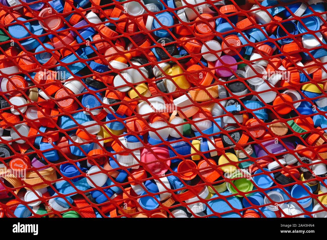 Bouchons plastique en PET texture de diverses couleurs arrière-plan. Recyclage du plastique pour protéger l'environnement moyen Banque D'Images