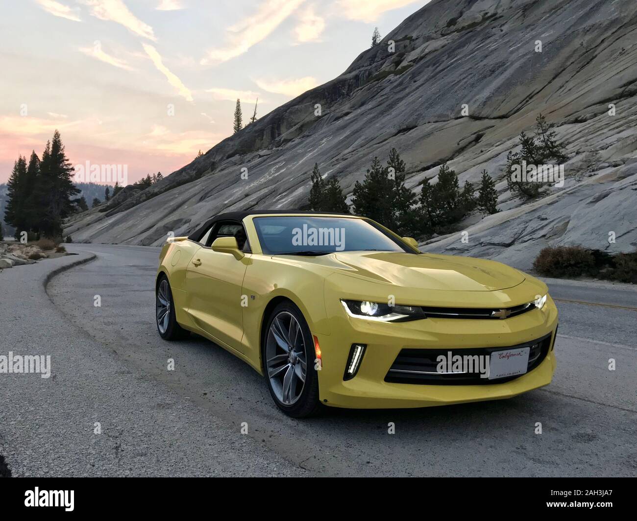 Vallée de Yosemite National Park, USA. Nov 2017 : Chevrolet Camaro Convertible au coucher du soleil Banque D'Images