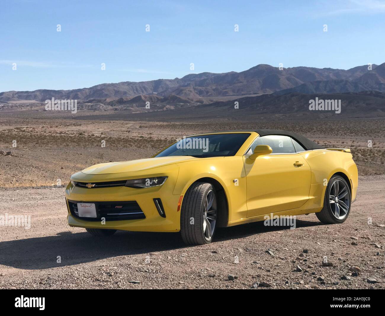 Death Valley National Park, USA. nov 2017 : Chevrolet Camaro Cabriolet jaune garé offroad Banque D'Images
