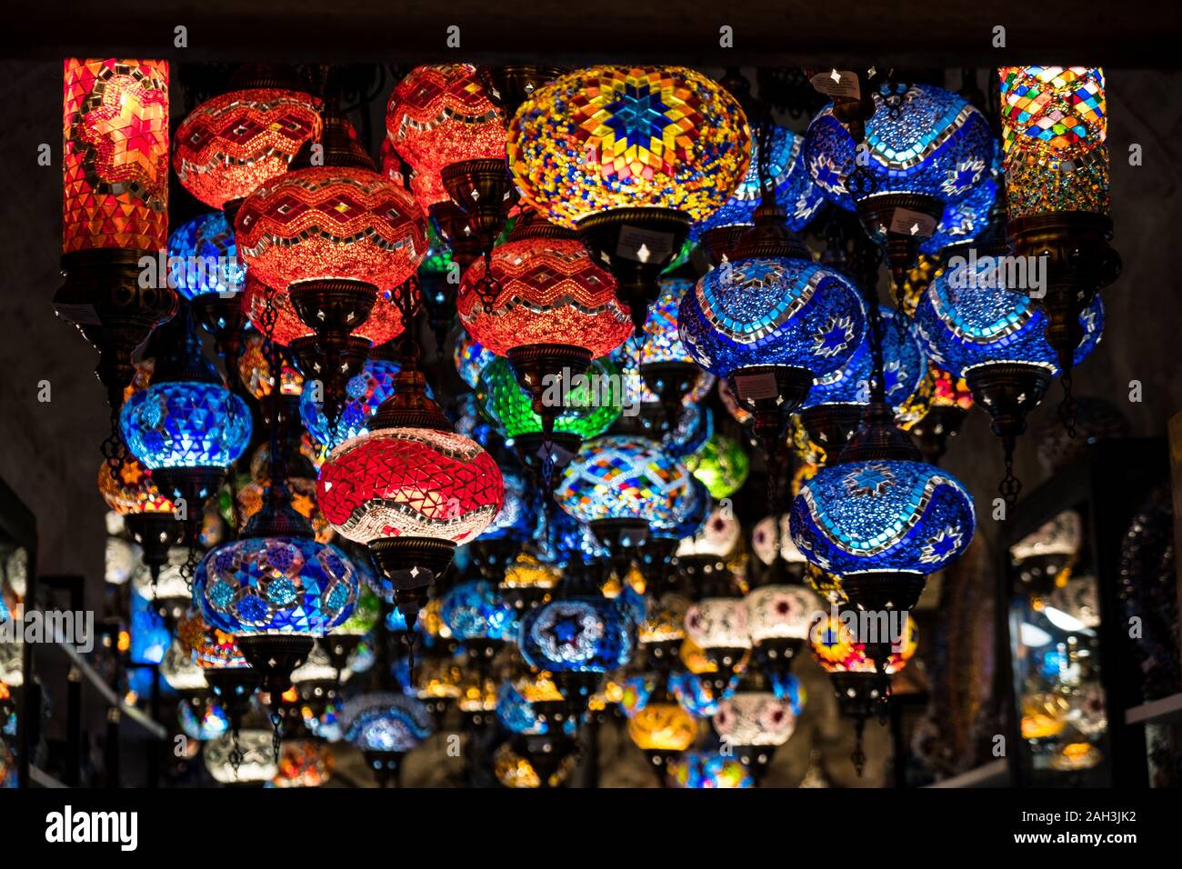 Lanternes colorées du Moyen-Orient. Lampes de style turc Banque D'Images