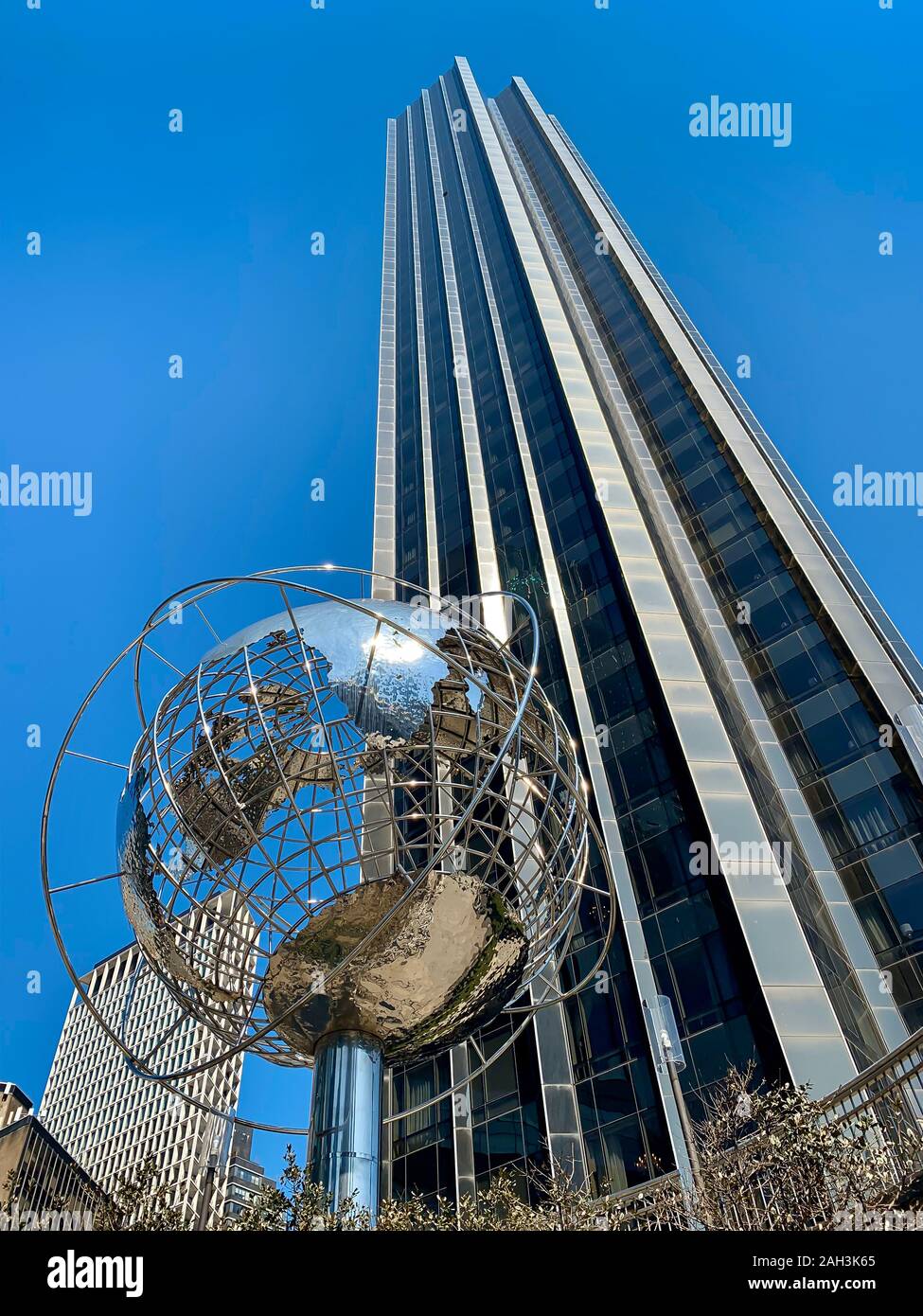 NEW YORK, USA. APR 2019 : Sculpture et Globe building view à Columbus Circle Banque D'Images