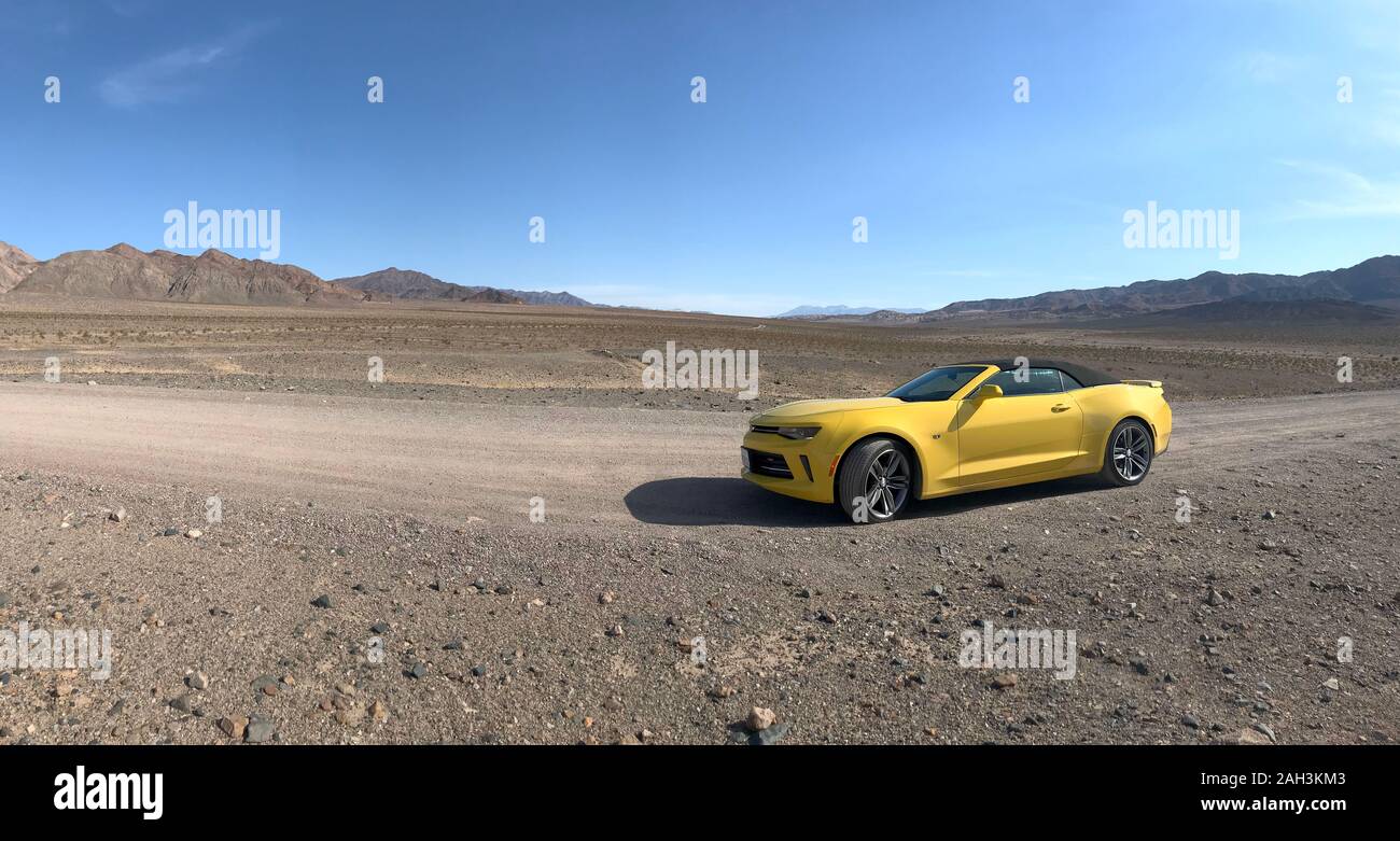 Death Valley National Park, USA. Nov 2017 : Chevrolet Camaro Cabriolet jaune garé offroad Banque D'Images