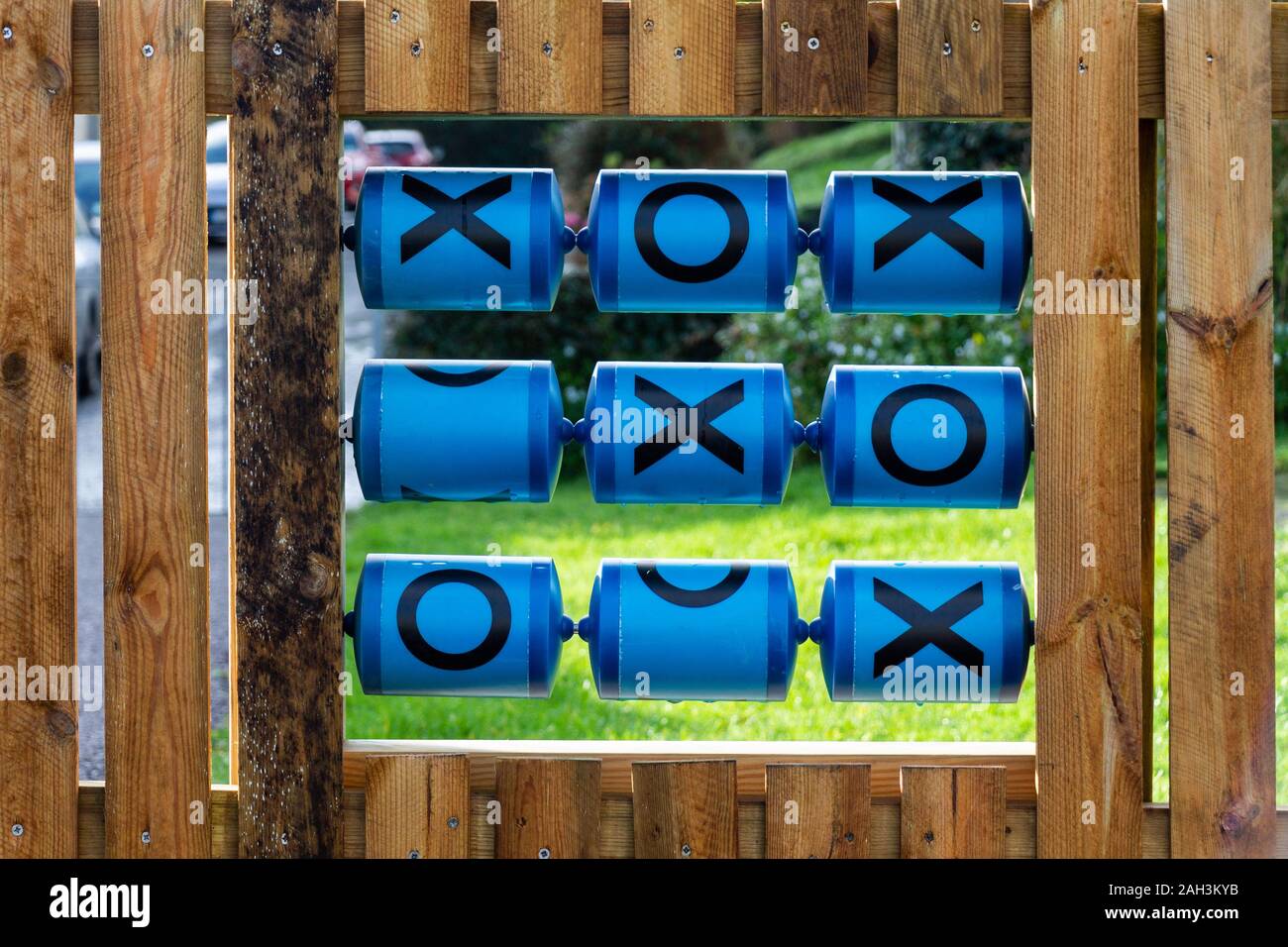 Des croisements et des zéros ou Tic -Tac-Toe jeu sur une aire de clôture. Banque D'Images