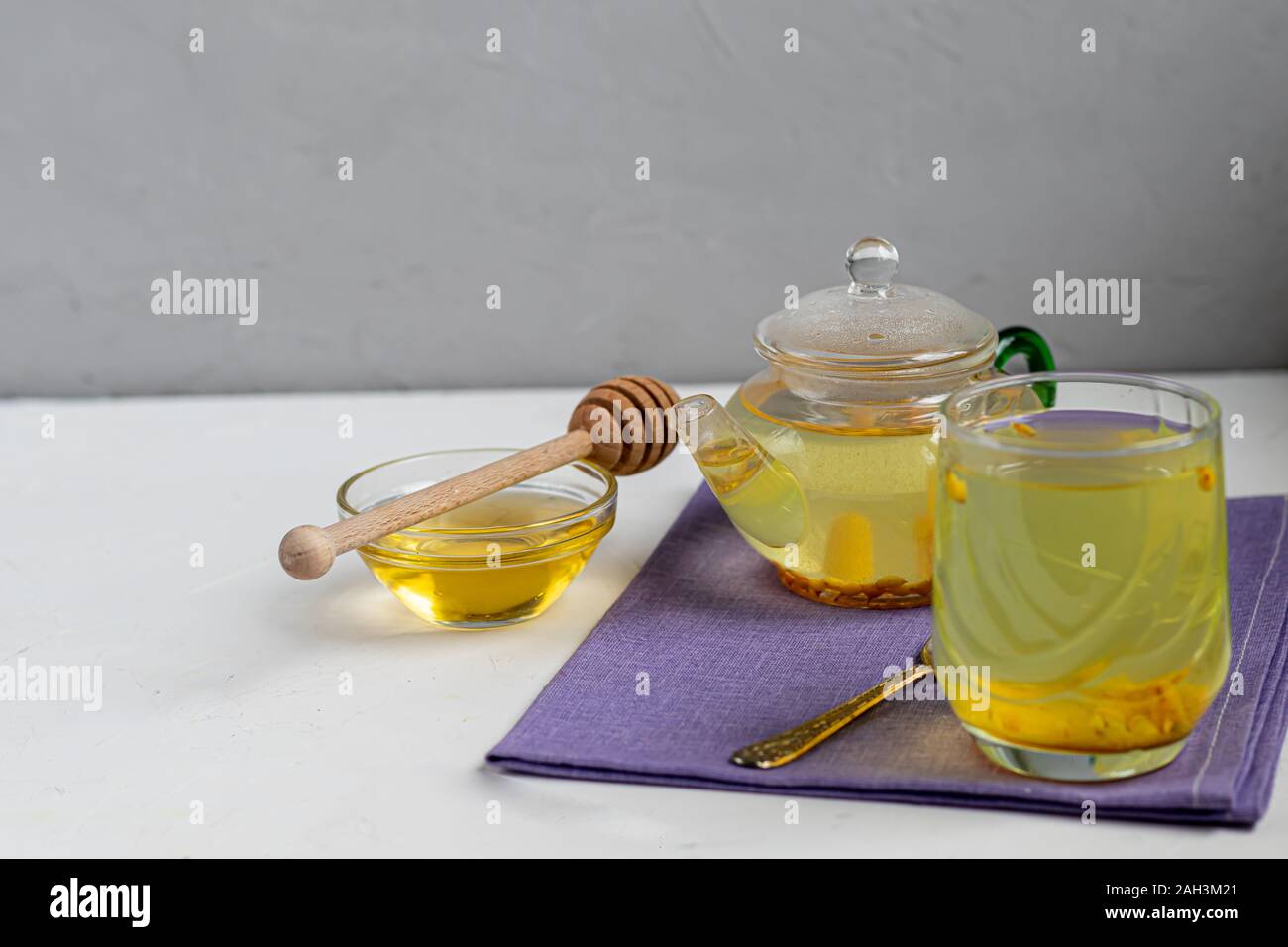 L'argousier thé. Un verre. Boire plus souvent à l'automne ou en hiver. Bon pour la santé. Beaucoup de vitamines et minéraux. Lumière sur un background Banque D'Images