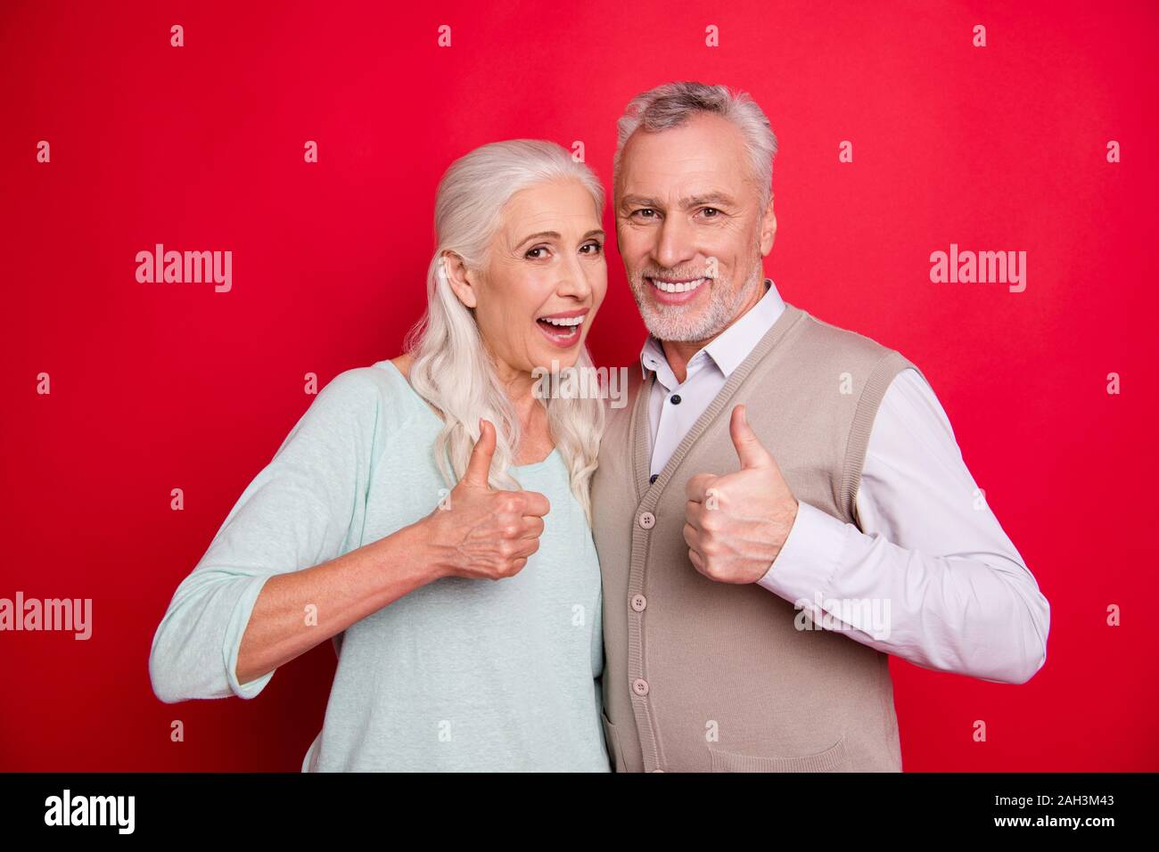 La Photo En Gros Elle Drole Incroyable Qu Il Lui Son Vieux Gars Dame Hugging Meilleurs Partenaires Thumbs Up Symbole Surpris Conseiller Acheteur Acheter Pull D Usure Du Produit Photo Stock Alamy