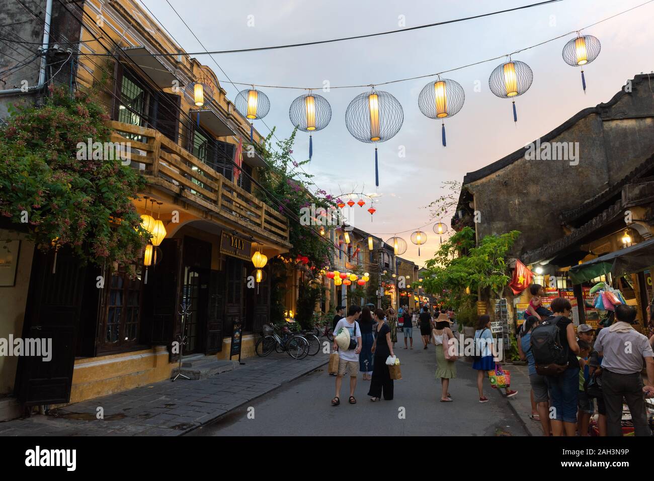 L'ancienne ville de Hoi An, au Vietnam, est une région touristique. Les rues sont habituellement rempli de touristes jour et nuit. Banque D'Images