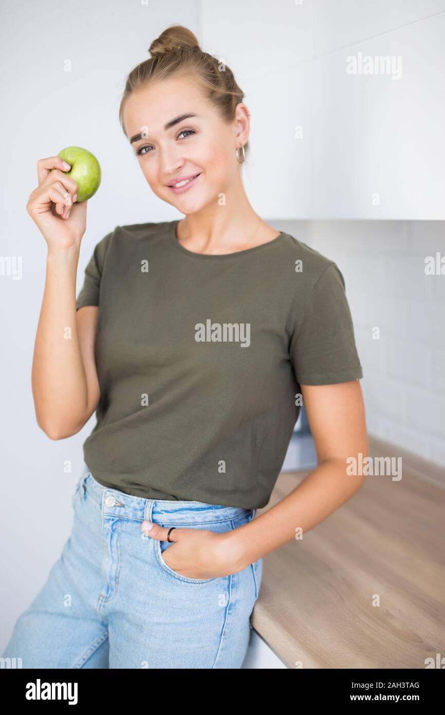 Concept de saine alimentation alimentation .. Belle Jeune femme près du réfrigérateur avec des aliments sains. Fruits et les légumes d'un réfrigérateur Banque D'Images