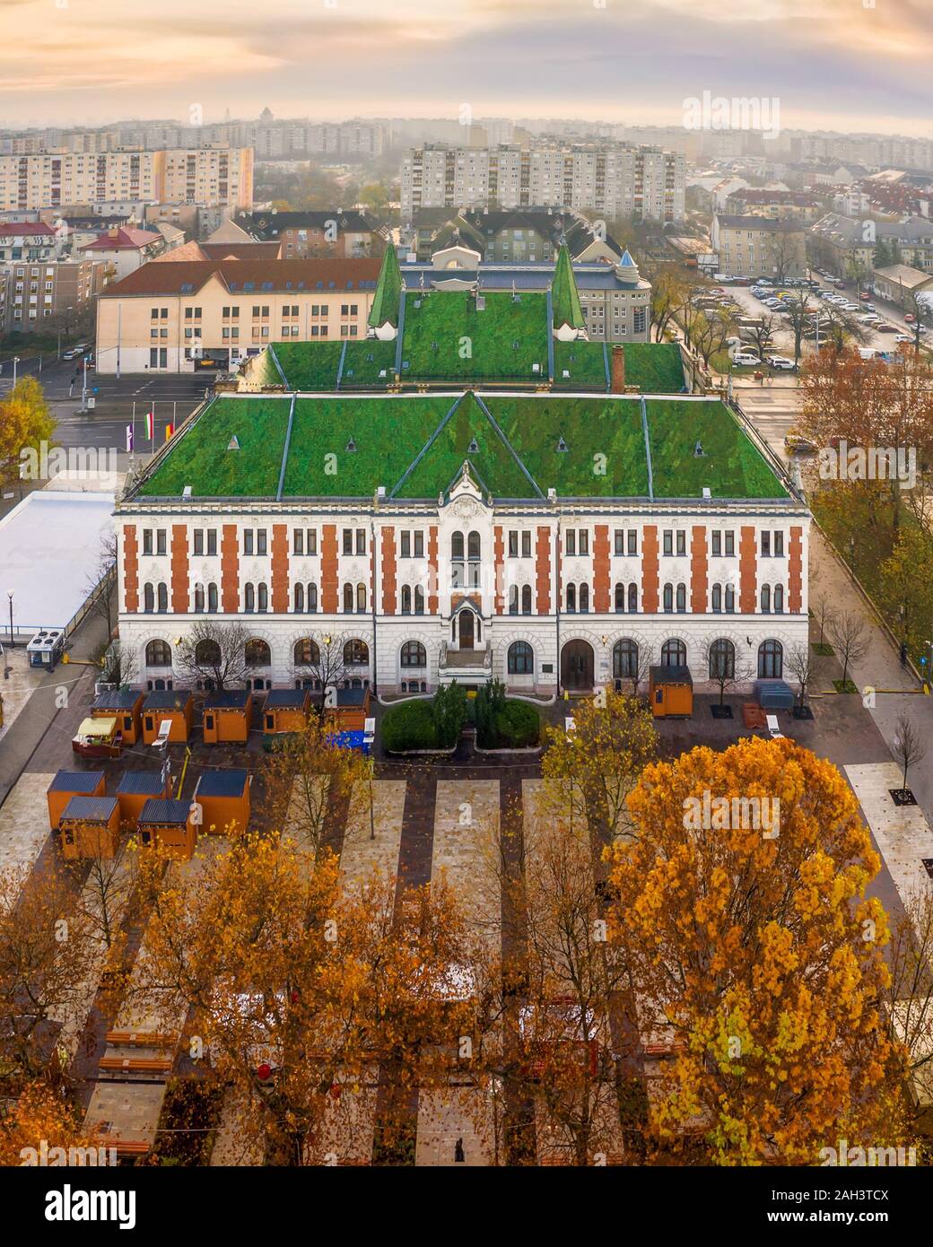 Fantastic photos de haute qualité sur centre de Ujpest avec l'hôtel de ville et de reine du ciel l'église. Banque D'Images