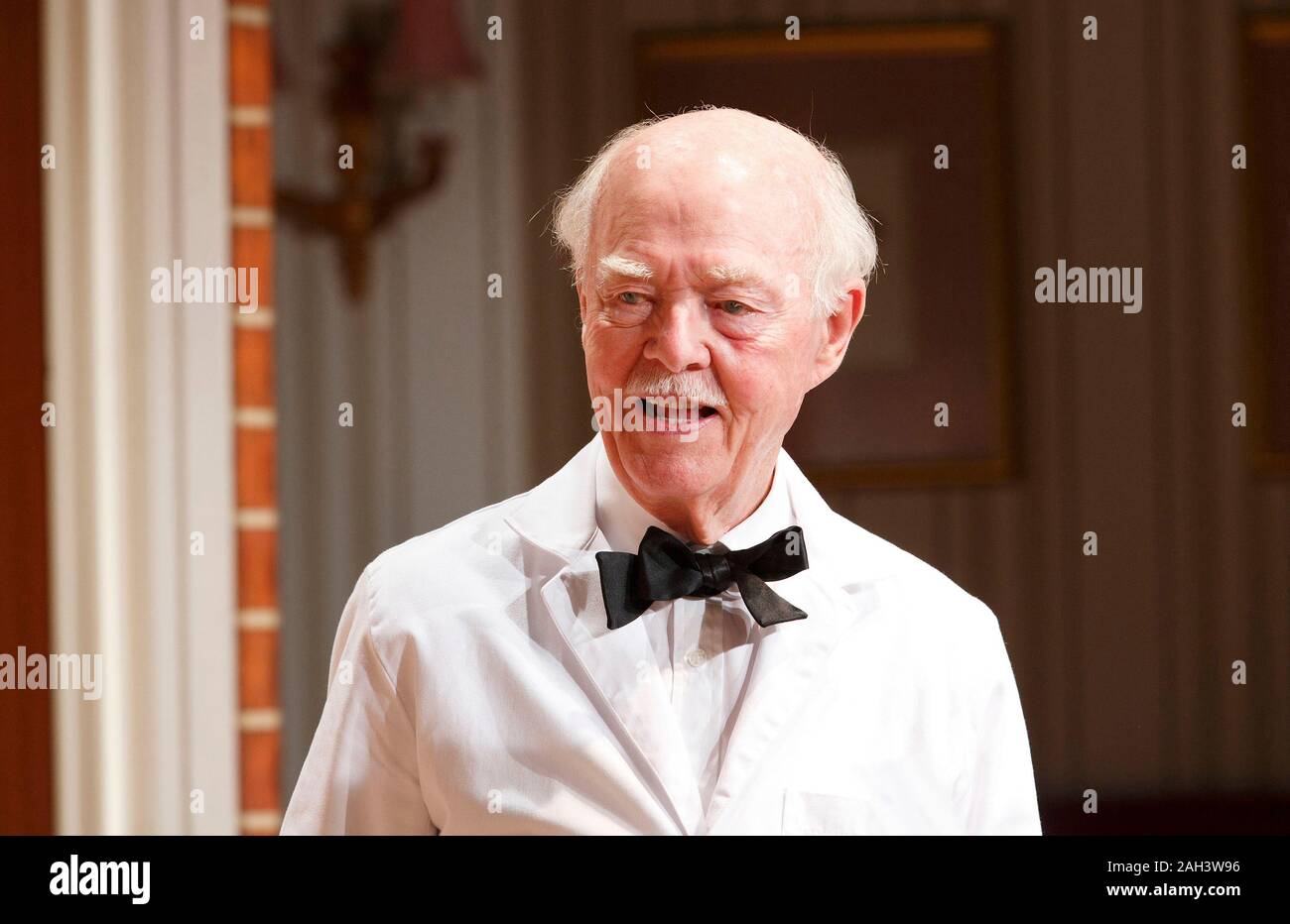 Ray Cooney, OBE né à Londres 1932 auteur, dramaturge, acteur et dramaturge photographié dans le rôle d'un serveur dans la comédie DEUX EN UN à la Menier Chocolate Factory, Londres en 2014 Banque D'Images