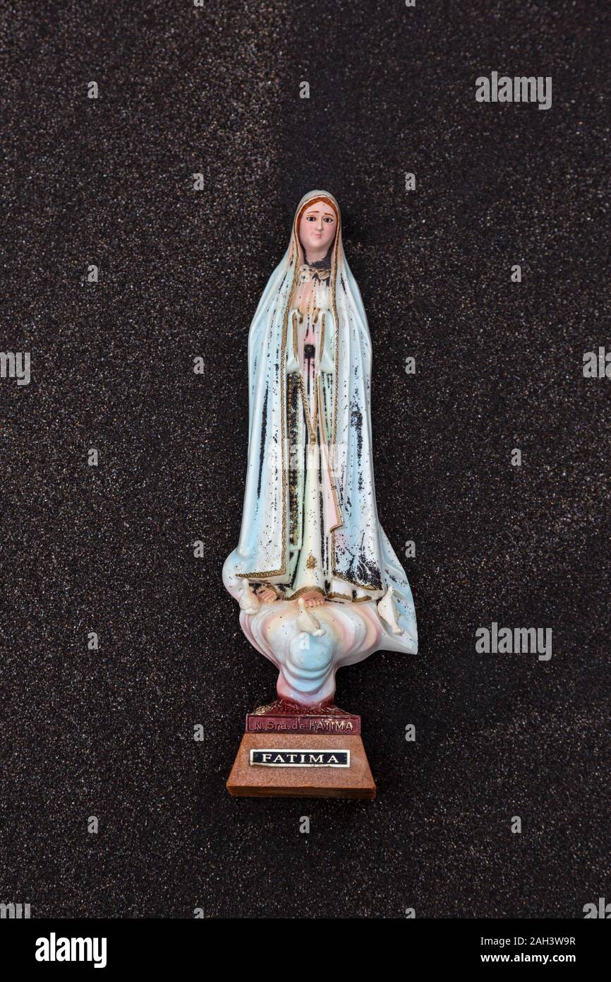 Une statuette de saint Fatima, ou Notre Dame de Fatima, échoué sur une plage de Sao Miguel dans les Açores. Vénérée au Portugal. Banque D'Images