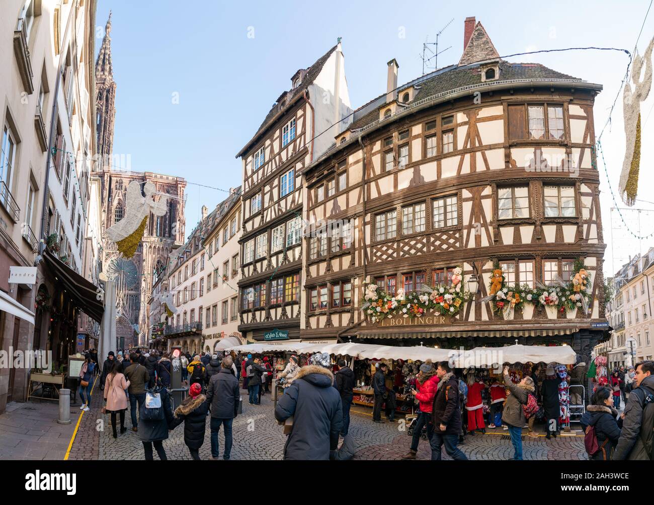 Strasbourg, Bas-Rhin / France - 14. Décembre, 2019:les gens bonne visite et  shopping dans la ville historique de Strasbourg au cours de la célèbre  marché de Noël Photo Stock - Alamy