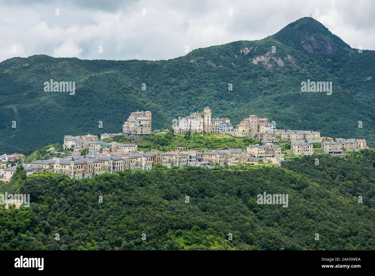 Un beau château dans la vallée et les montagnes de fond à Shenzhen Overseas  Chinese Town East (OCT East) dans le Guangdong, Chine. Une station aux  trois e Photo Stock - Alamy