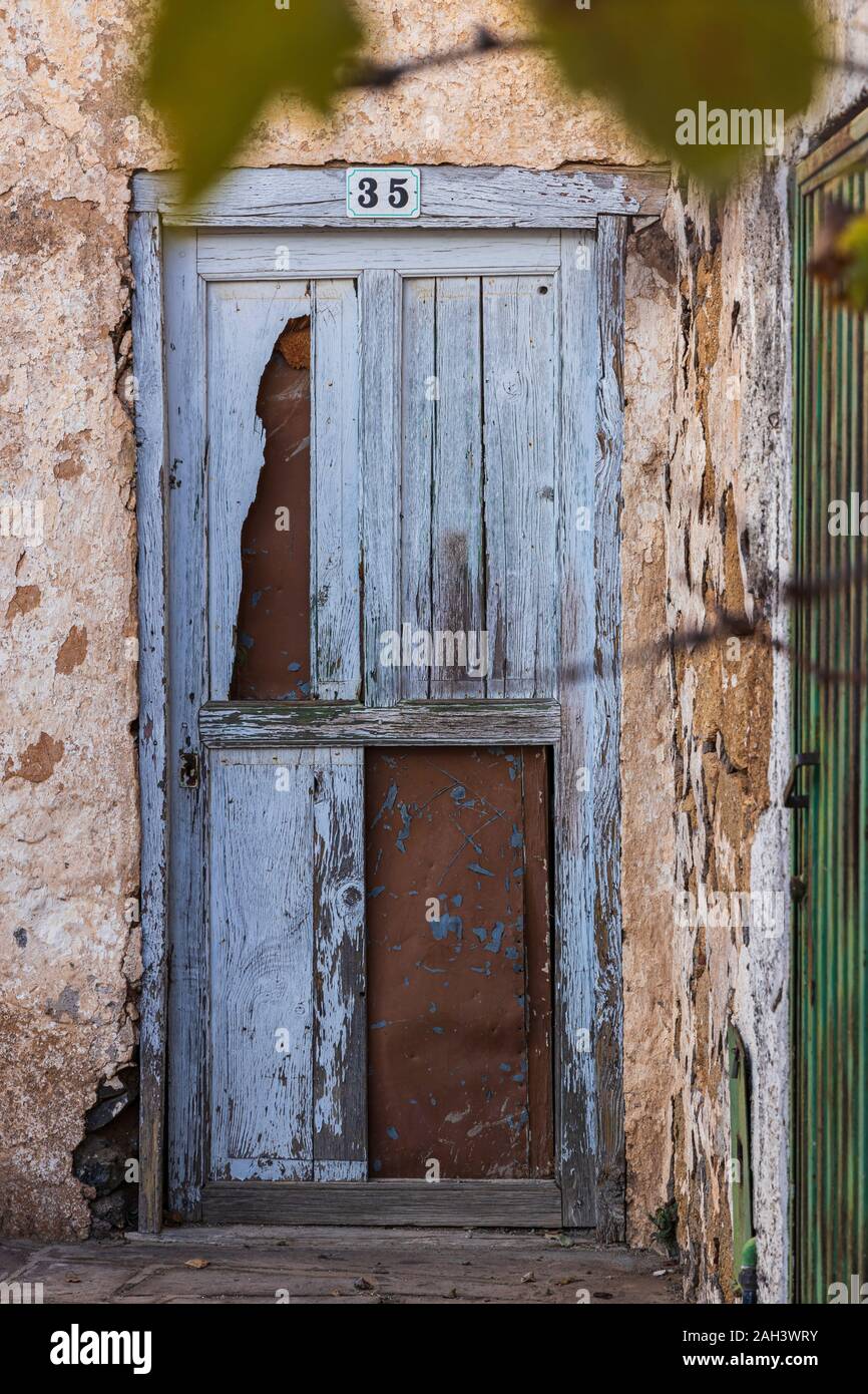 Vieille porte en bois cassée patché dans le village de La Quinta, Adeje, Tenerife, Canaries, Espagne Banque D'Images