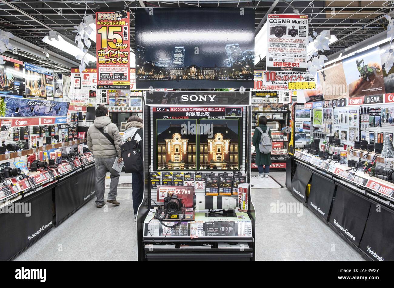 Tokyo, Japon. Dec 19, 2019. Appareil photo japonais, marque les produits Sony vu à une photographie produits et accessoires department store. Budrul Chukrut Crédit : SOPA/Images/ZUMA/Alamy Fil Live News Banque D'Images