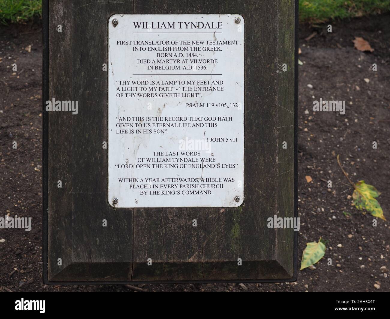 Londres, UK - circa 2019 SEPTEMBRE : statue de William Tyndale martyr, premier traducteur du Nouveau Testament en anglais du Grec Banque D'Images