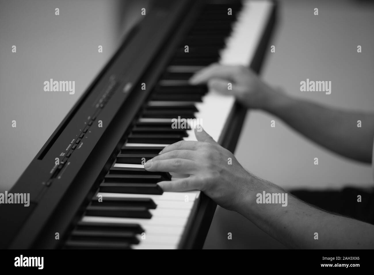 Mains de l'accompagnateur musical sur les touches de la digital piano électrique Banque D'Images