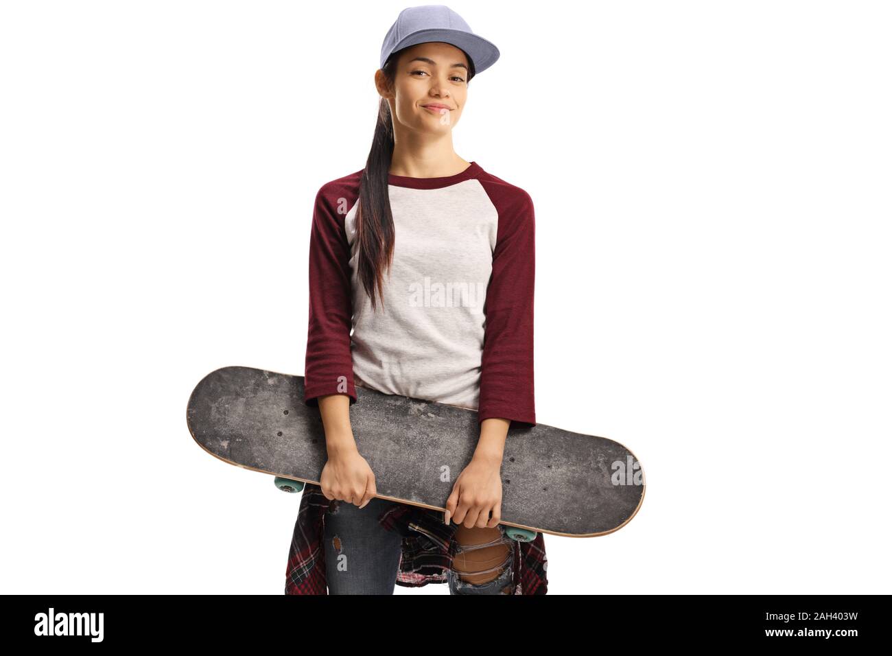 Skater girl holding a skateboard and smiling isolé sur fond blanc Banque D'Images