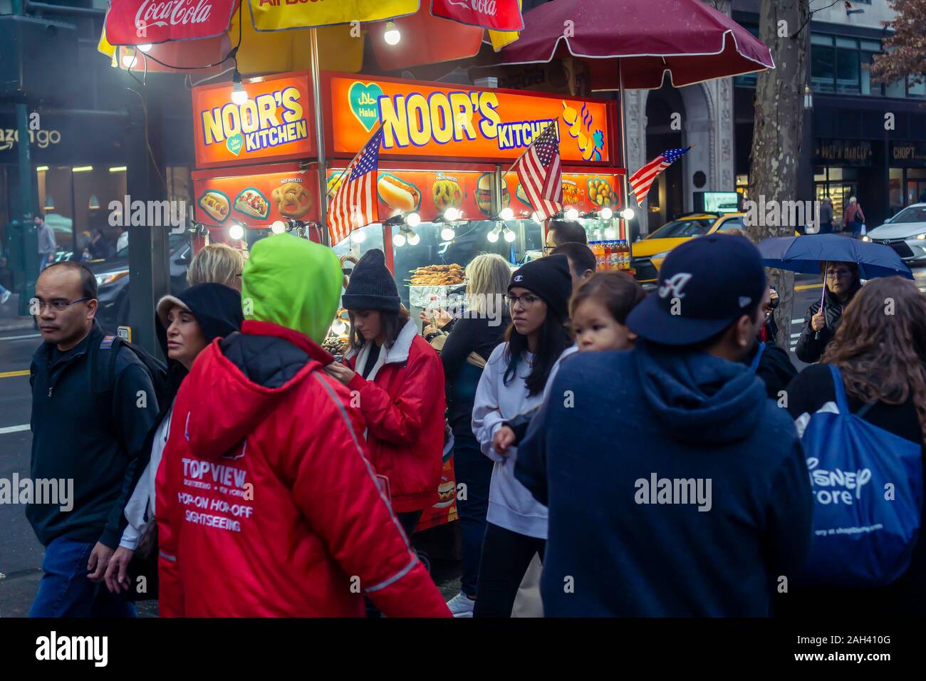 La foule des consommateurs et aux touristes d'encrasser les trottoirs sur la 42ème rue à Midtown Manhattan à New York avant Noël le Samedi, Décembre 14, 2019. (© Richard B. Levine) Banque D'Images