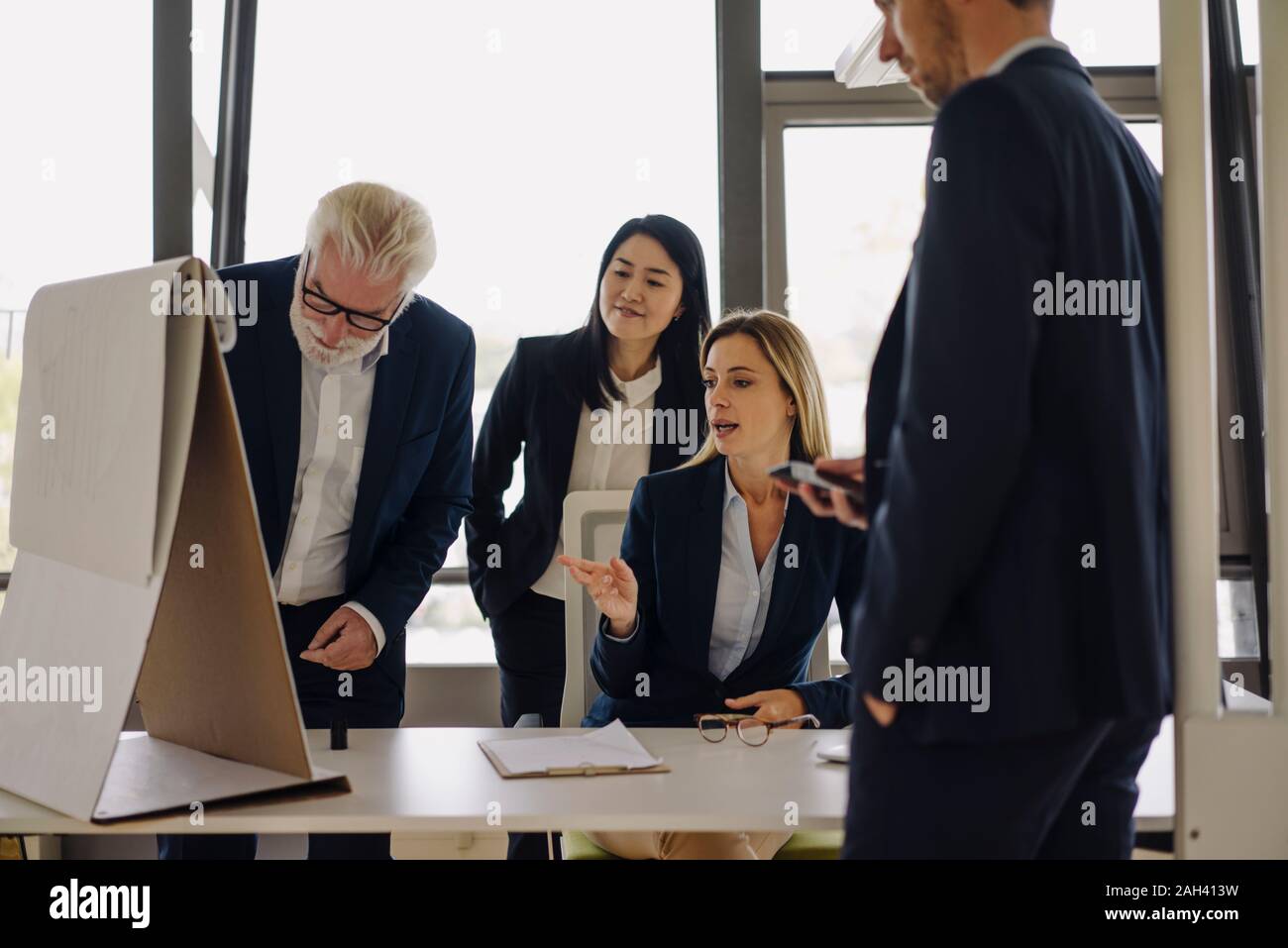 Les gens d'affaires ayant un meeting in office Banque D'Images