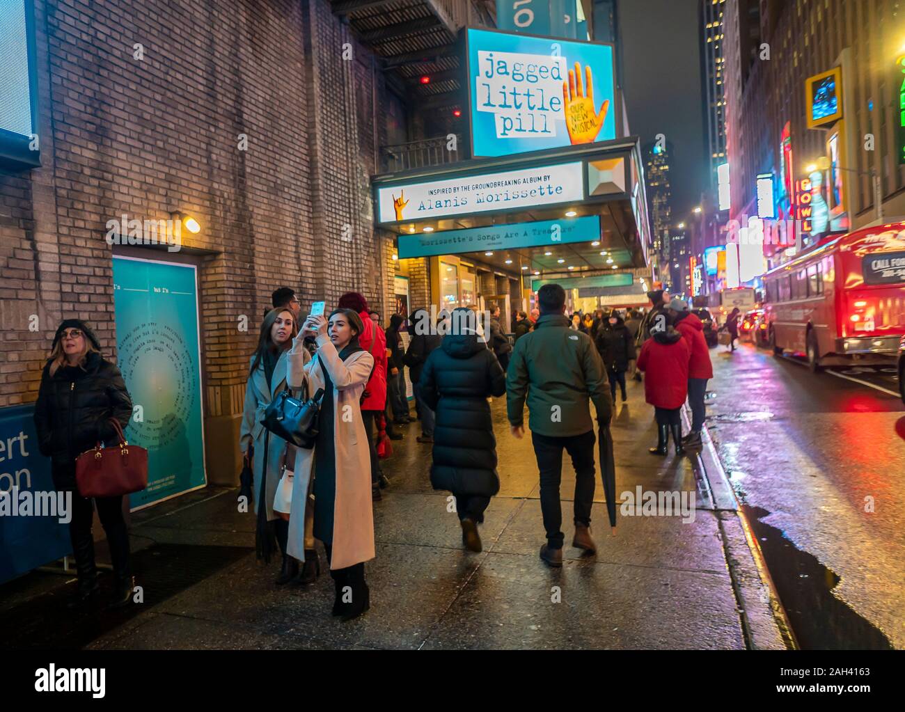 Les spectateurs descendre sur le Broadhurst Theater à New York pour un spectacle le mardi 17 décembre 2019 de la comédie musicale "Jagged Little Pill" en fonction de la musique d'Alanis Morissette à partir de son album de 1995. (© Richard B. Levine) Banque D'Images
