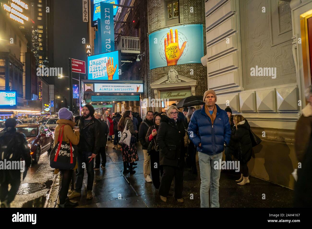 Les spectateurs descendre sur le Broadhurst Theater à New York pour un spectacle le mardi 17 décembre 2019 de la comédie musicale "Jagged Little Pill" en fonction de la musique d'Alanis Morissette à partir de son album de 1995. (© Richard B. Levine) Banque D'Images