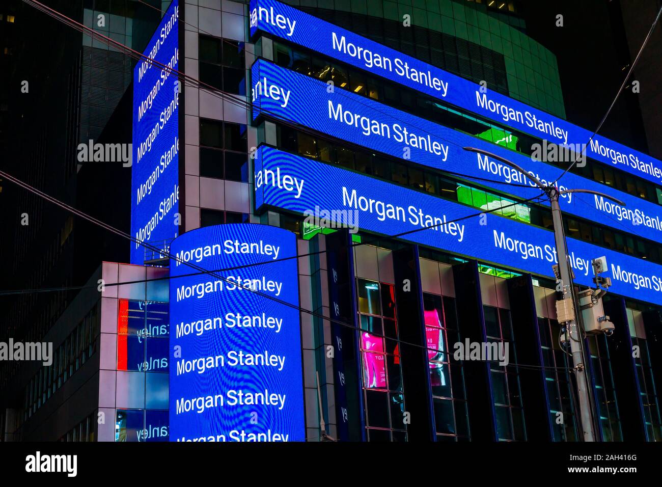 Morgan Stanley s'engage dans l'auto-promotion et affiche un moirage sur l'affichage numérique sur leurs capacités à New York le mardi, 17 décembre 2019. (© Richard B. Levine) Banque D'Images