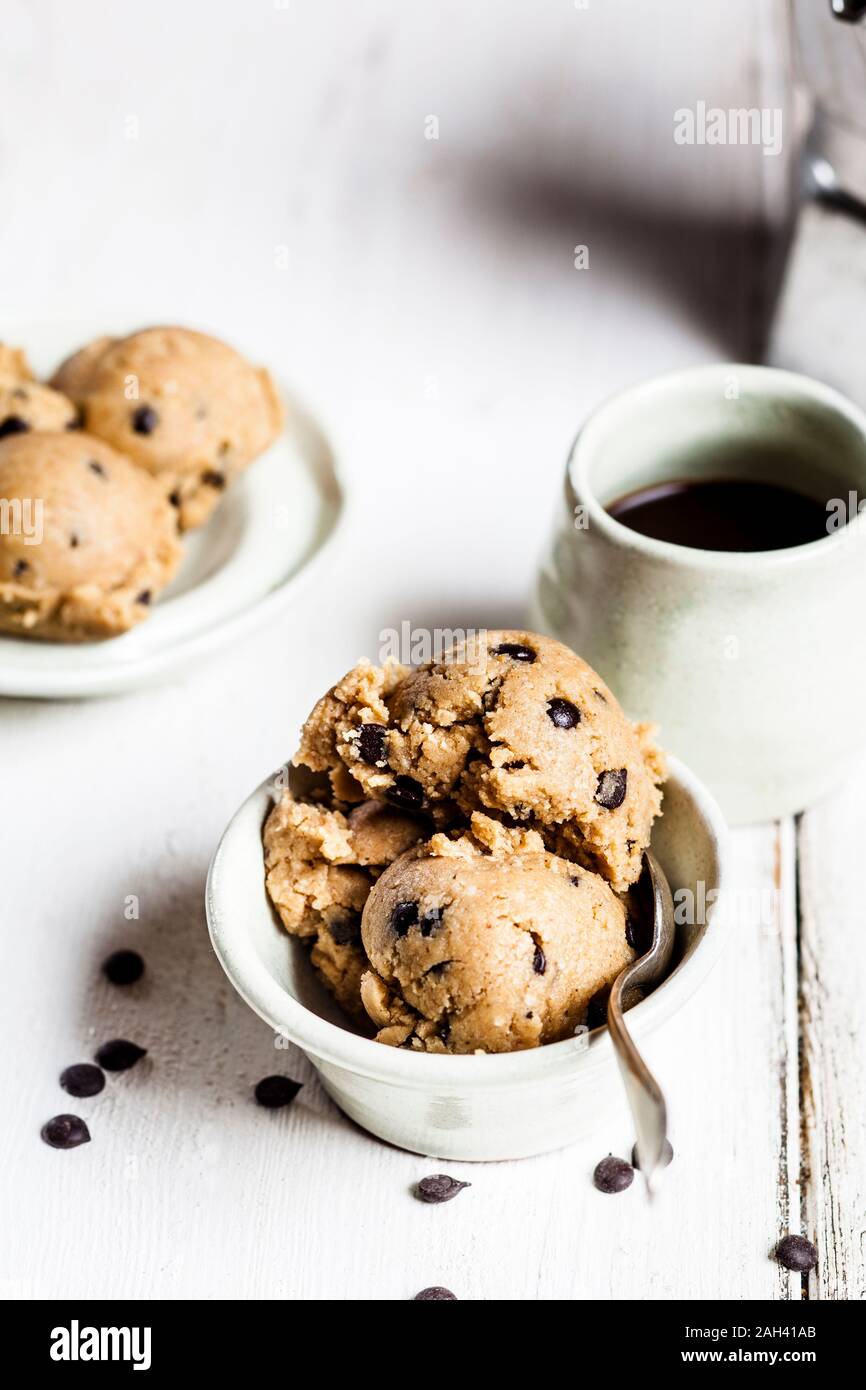 Biscuit aux brisures de chocolat végétalien premières fabriqués à partir de pâte d'amande, la farine de coco, huile de coco, de chocolat et de sirop d'érable Banque D'Images