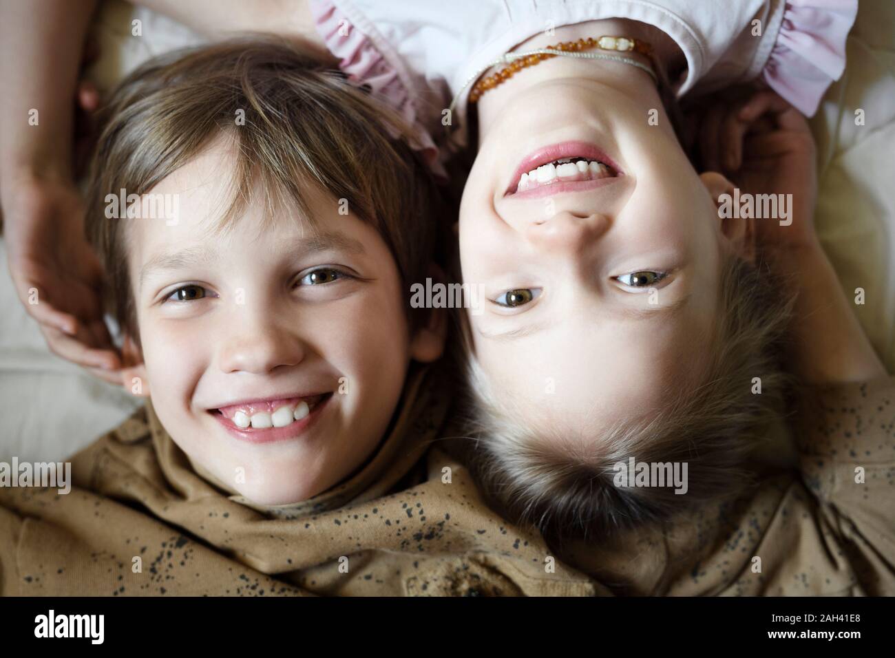 Portrait of happy brother and sister tête à tête de Banque D'Images