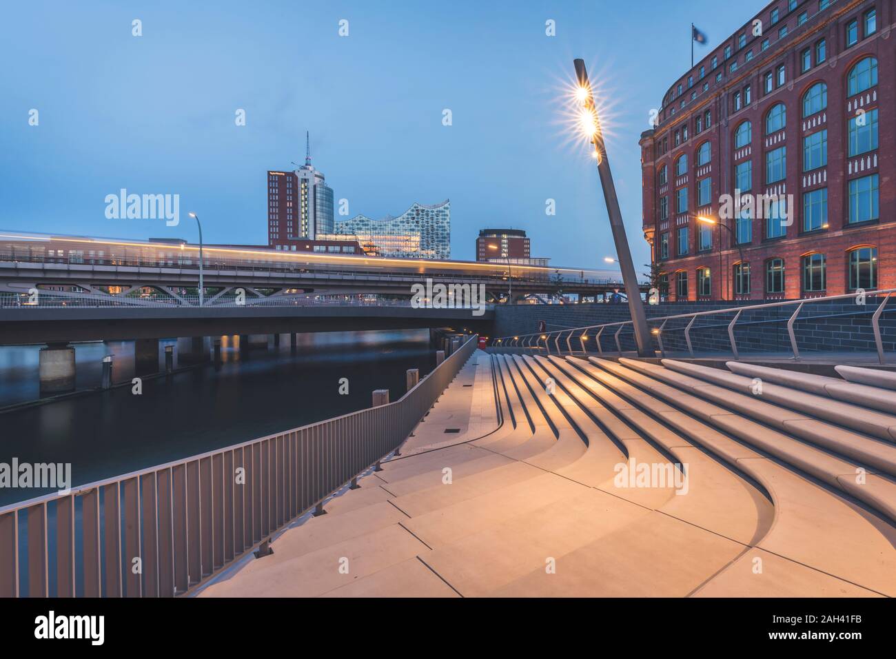 Allemagne, Hambourg, étapes sur canal et Elbphilharmonie at Dusk Banque D'Images