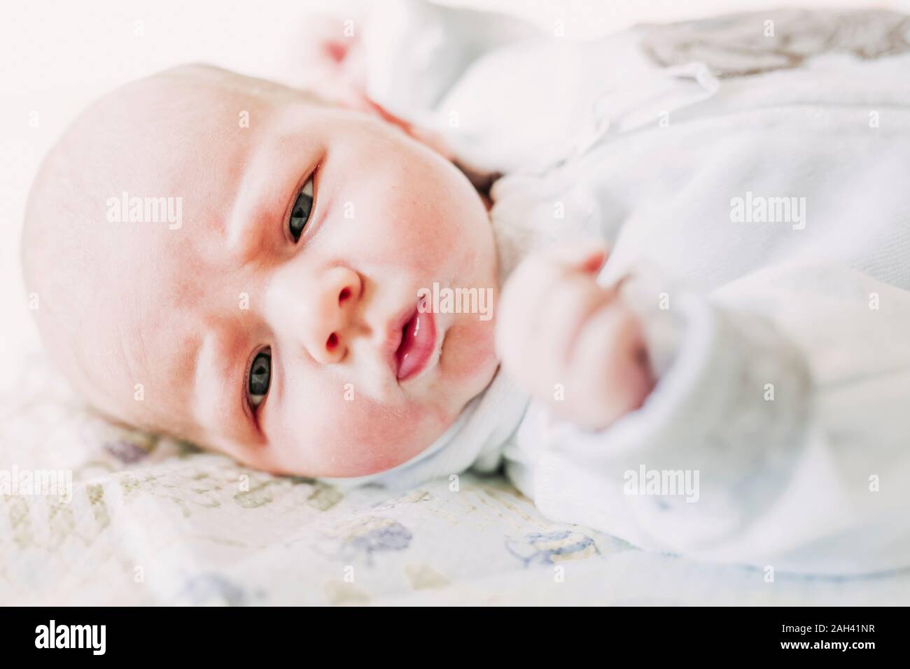Portrait of baby boy lying on a bed Banque D'Images