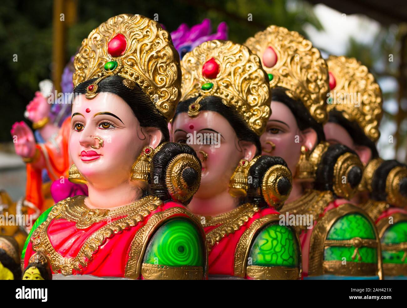 Déesse Gauri statues colorées, également connu sous le nom de Parvati, pour célébrer la fête hindoue religieuses populaires Ganesh Chaturthi en Inde. Banque D'Images