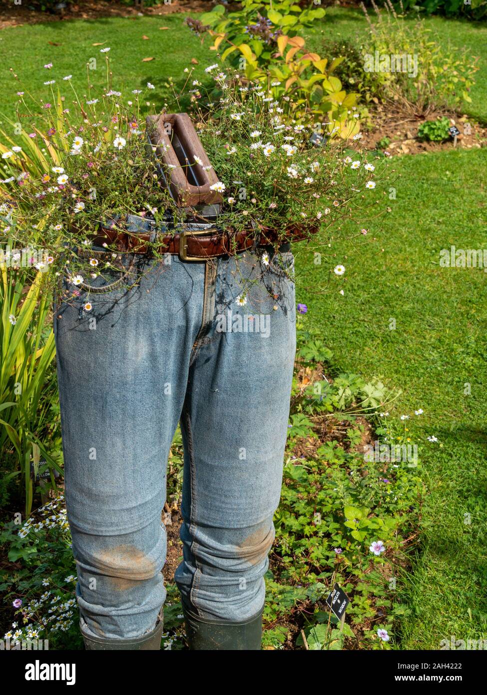 Pantalon 'Le droit', Geoff Hamilton's New Gardner's Fondation collection boîte faite à partir d'une paire de son vieux jeans de travail, sur l'affichage à Barnsdale Gardens Banque D'Images