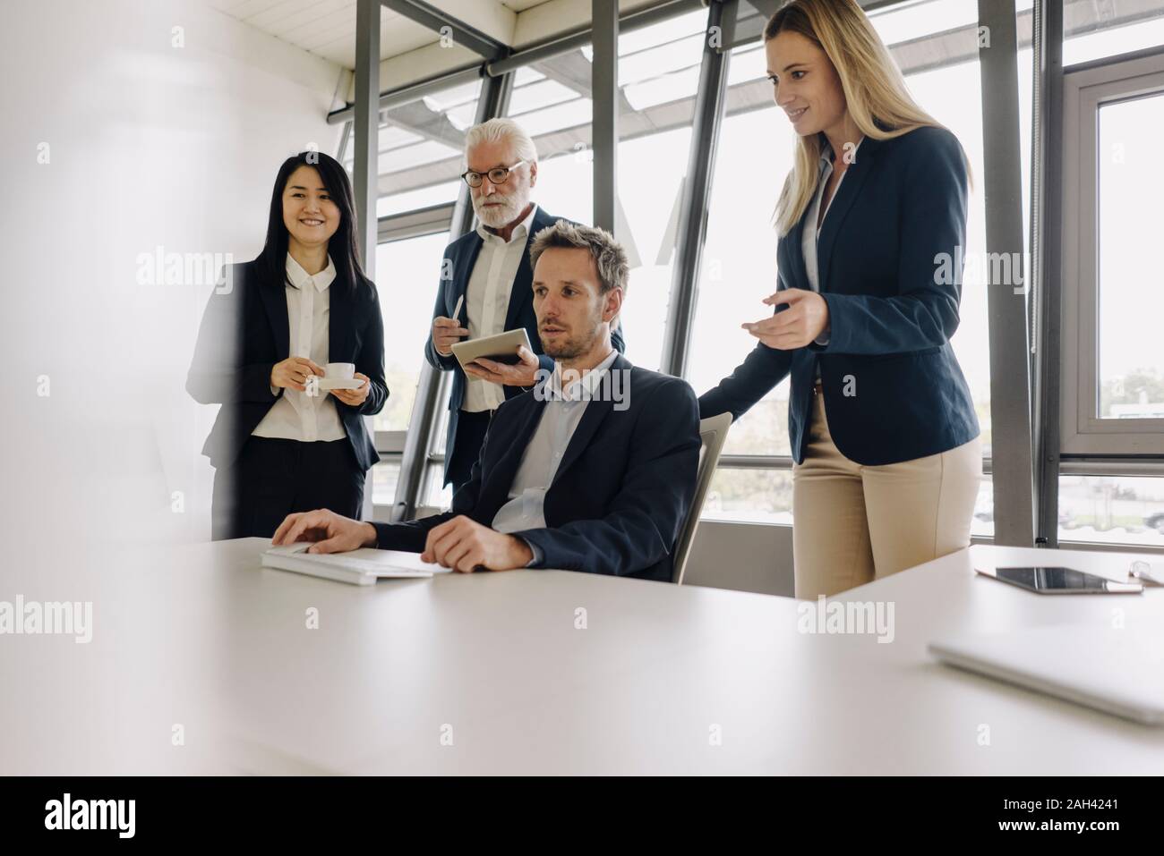 Les gens d'affaires ayant un meeting in office Banque D'Images