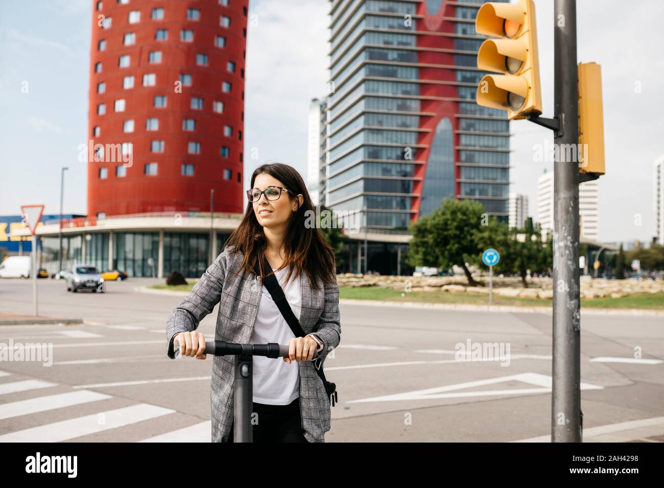 Young businesswoman with e-scooter dans la ville Banque D'Images