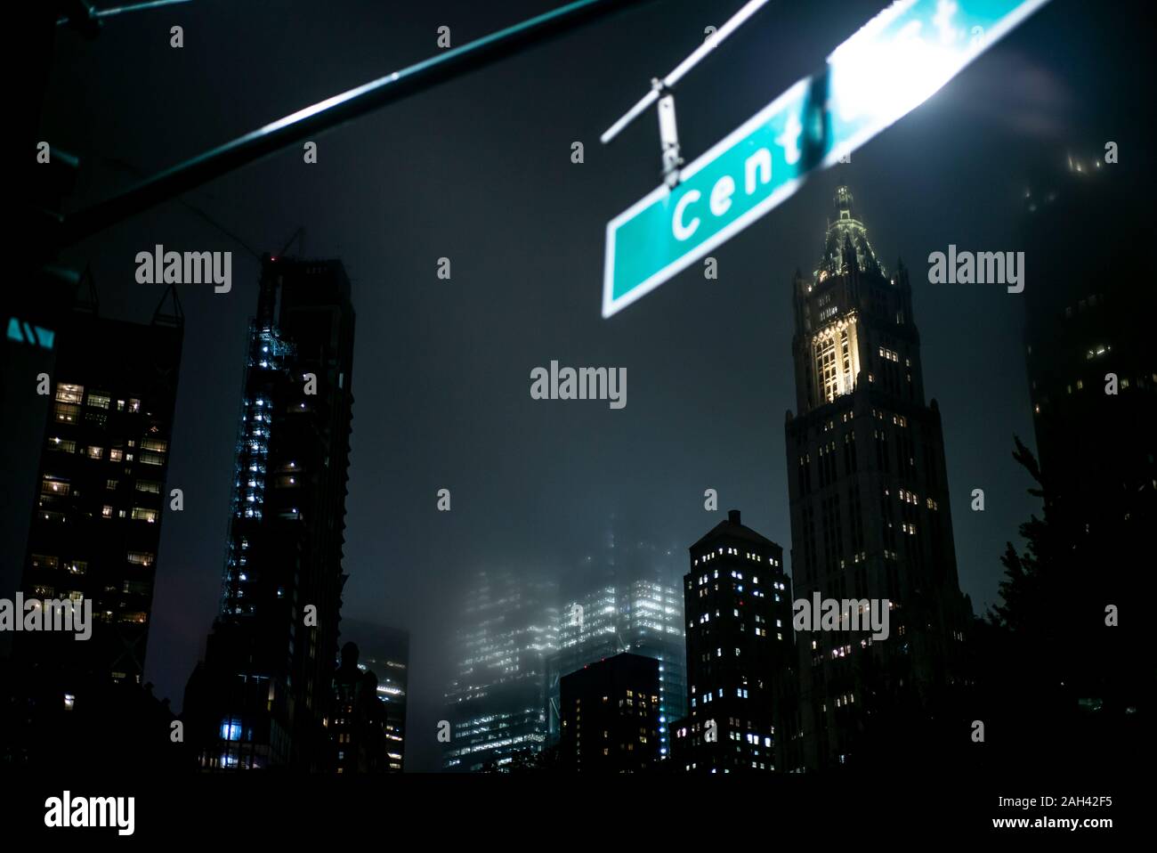 USA, New York, New York City, le nom de la rue sign contre allumé skyscrapers at night Banque D'Images