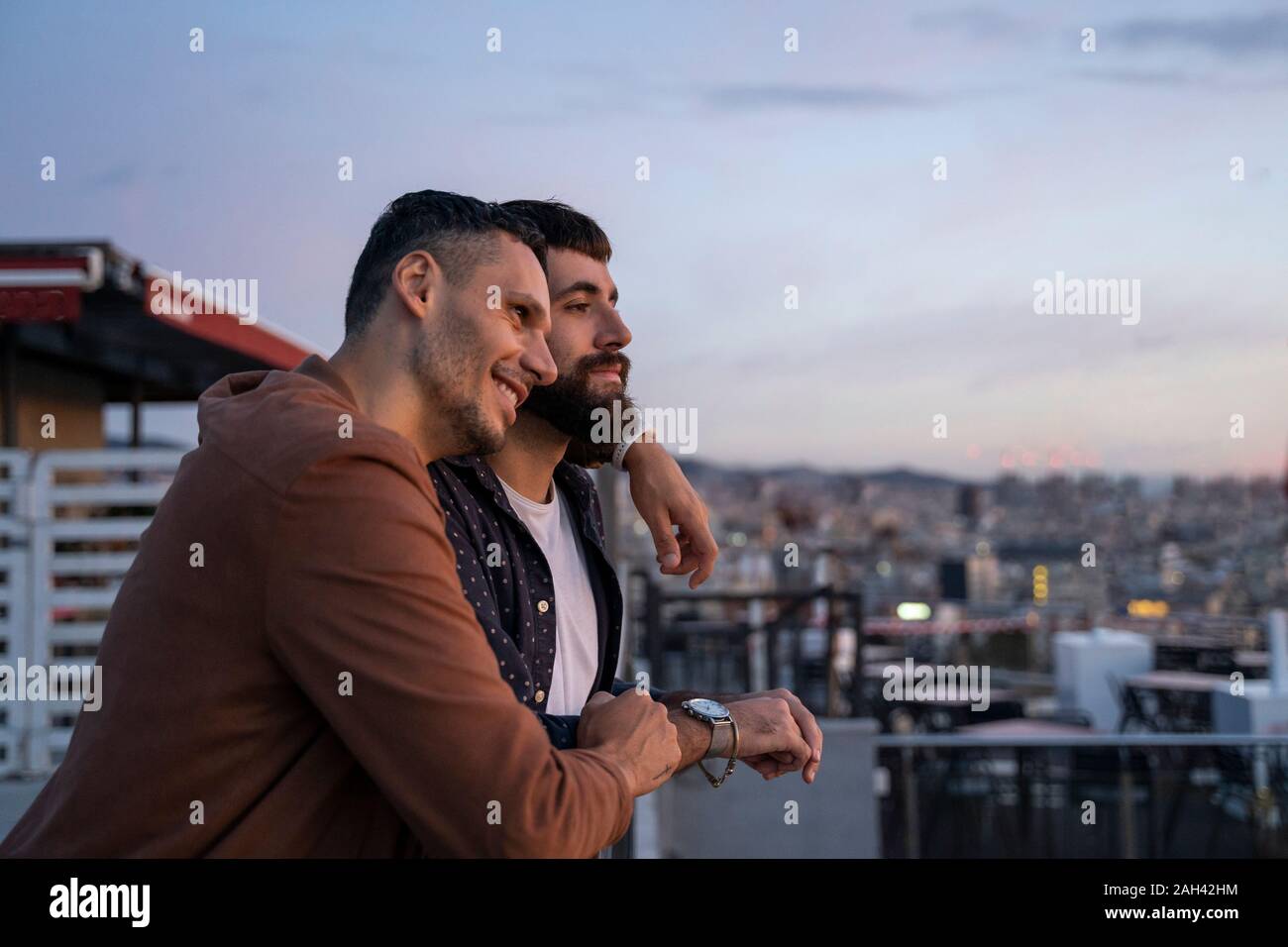 Couple Gay sur lookout au-dessus de la ville, Barcelone, Espagne Banque D'Images