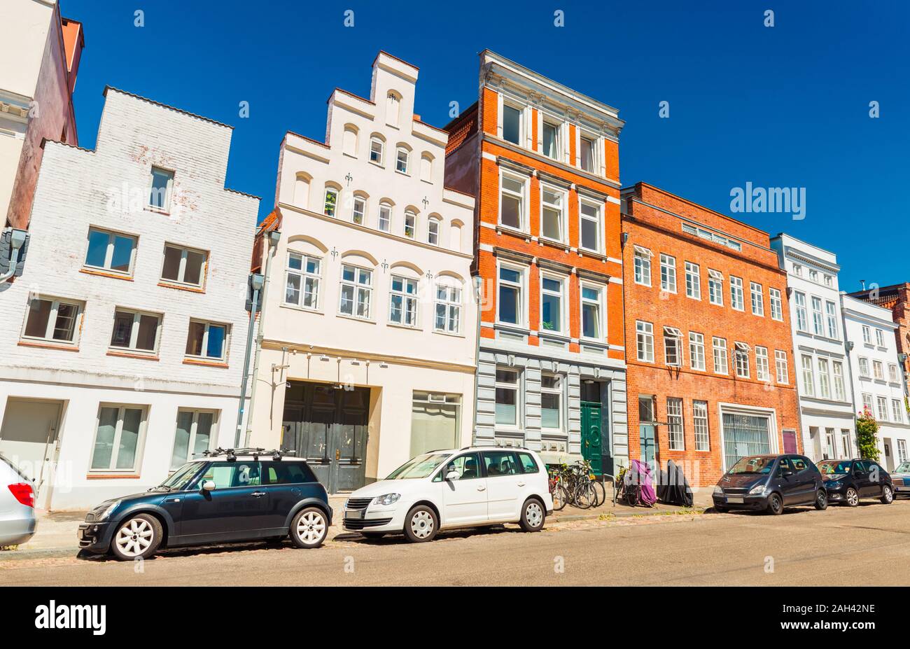 Une rue d'une vieille ville allemande. Les voitures modernes stationné près d'une rangée de différents bâtiments historiques. Lübeck, Allemagne Banque D'Images