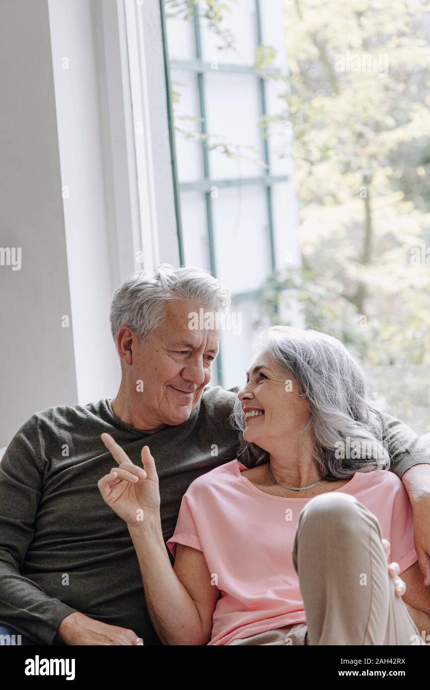 Happy senior couple relaxing at home Banque D'Images