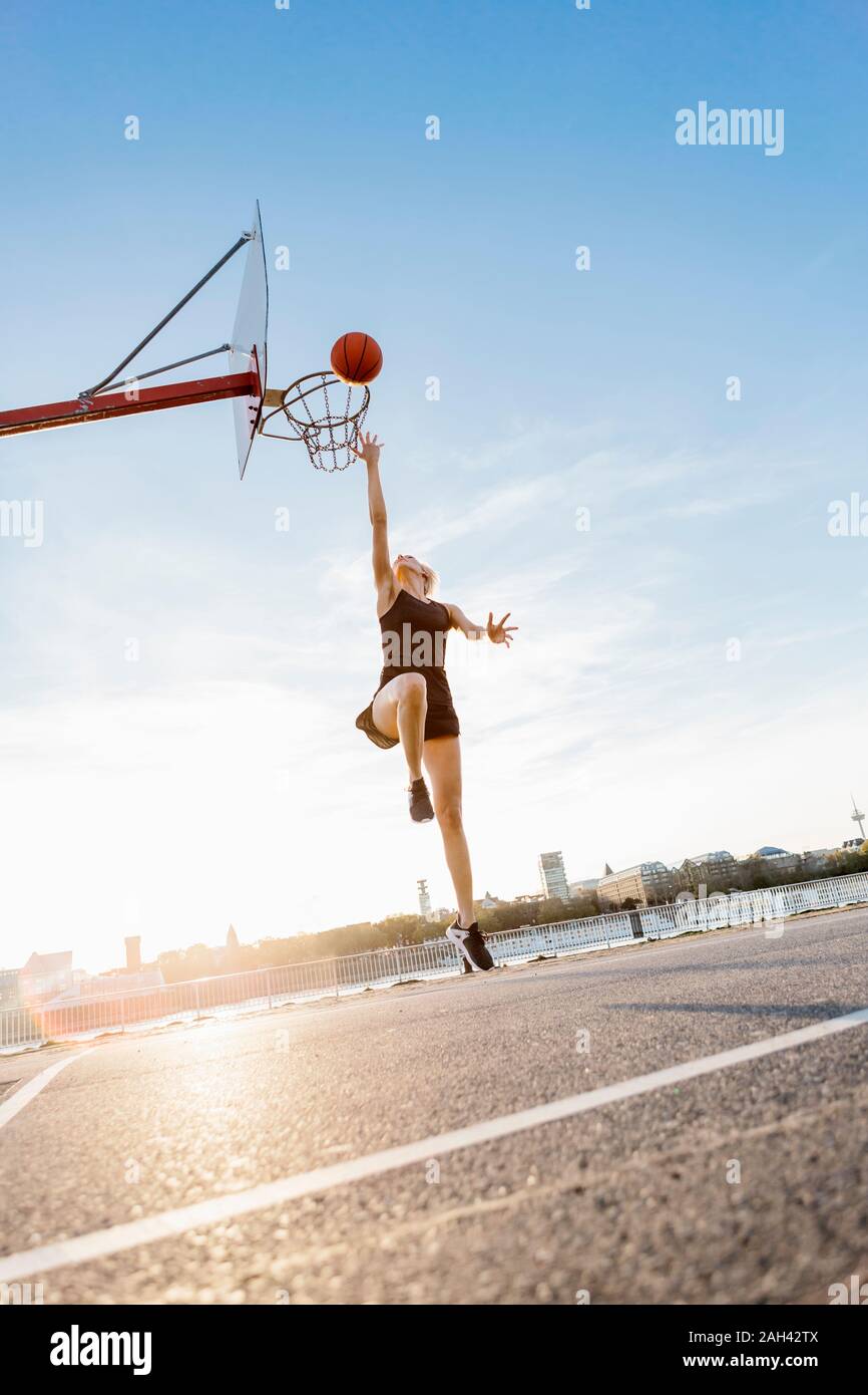 Femme blonde jouant au basket-ball à Cologne, Allemagne Banque D'Images