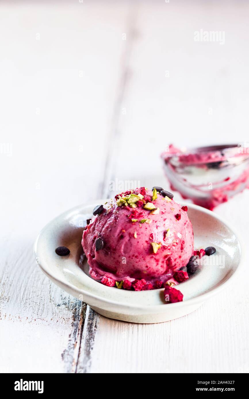 De la plaque sans sucre vegan crème de Nice avec les framboises, les bananes, saupoudré de pistaches et chocolat Banque D'Images