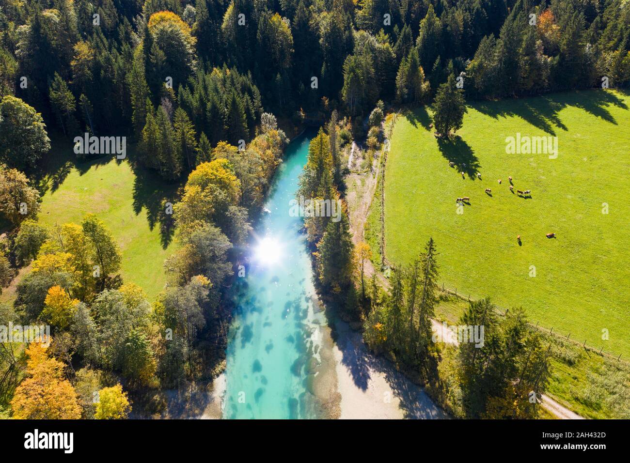 Germany, Bavaria, Wallgau, Sun se reflétant dans Sachensee réservoir sur Canal Obernach Banque D'Images