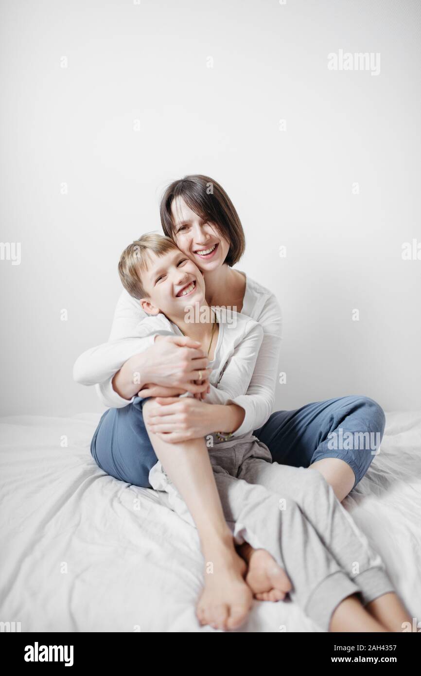 Mother hugging her smiling fils Banque D'Images