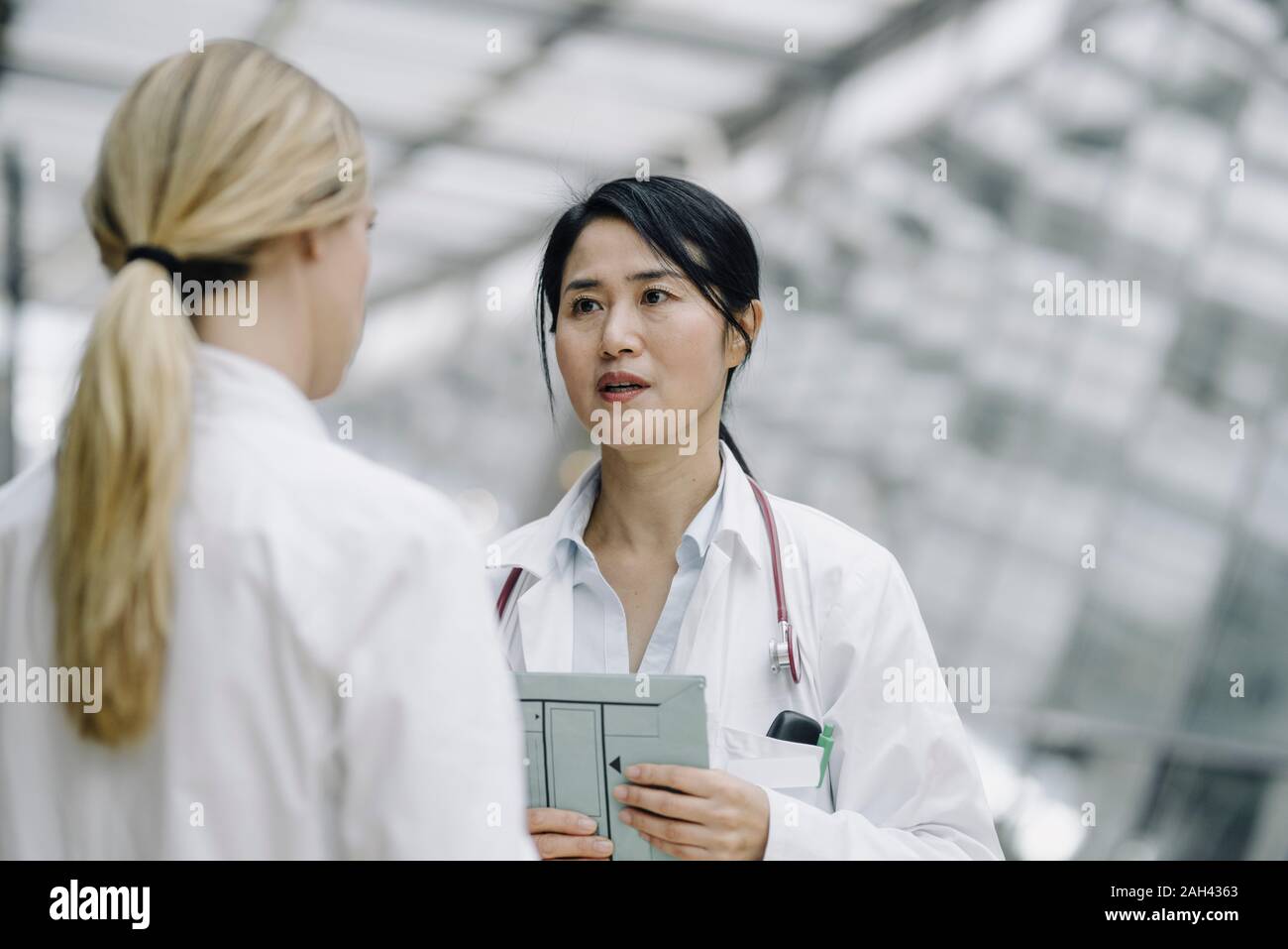 Femme médecin parler à un collègue Banque D'Images