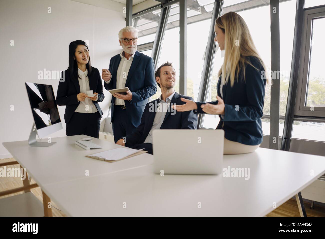 Les gens d'affaires ayant un meeting in office Banque D'Images